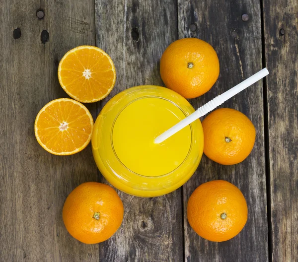 Glas Orangensaft von oben auf dem Tisch — Stockfoto