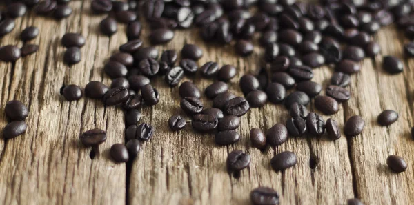 Granos de café sobre fondo de madera viejo — Foto de Stock