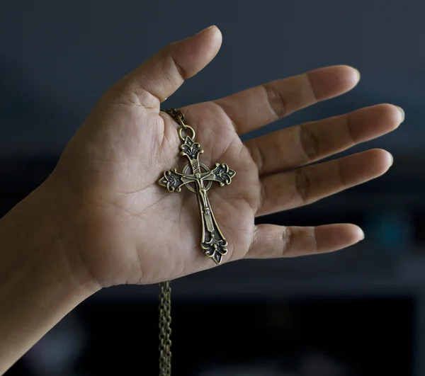 Crucifixo metálico na mão — Fotografia de Stock