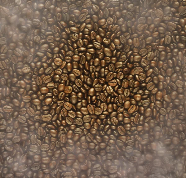 Granos de café tostados y humo para el fondo, color marrón brillante — Foto de Stock