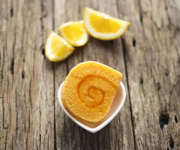 Bolo de rolo de laranja na tigela do coração — Fotografia de Stock