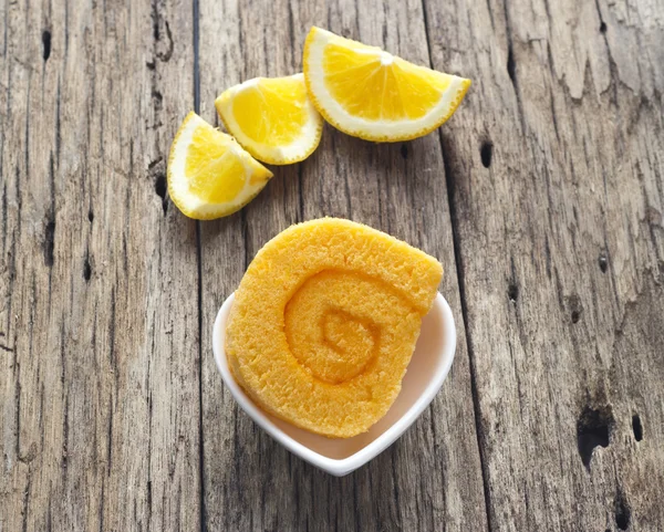 Bolo de rolo de laranja na tigela do coração — Fotografia de Stock