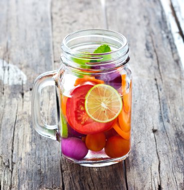 Kupa lezzetli ferahlatıcı içki karışımı madde bitki üzerinde ahşap ile