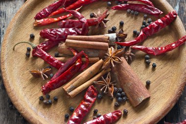 Tarçın, yıldız anason ve biber ahşap plaka üzerinde