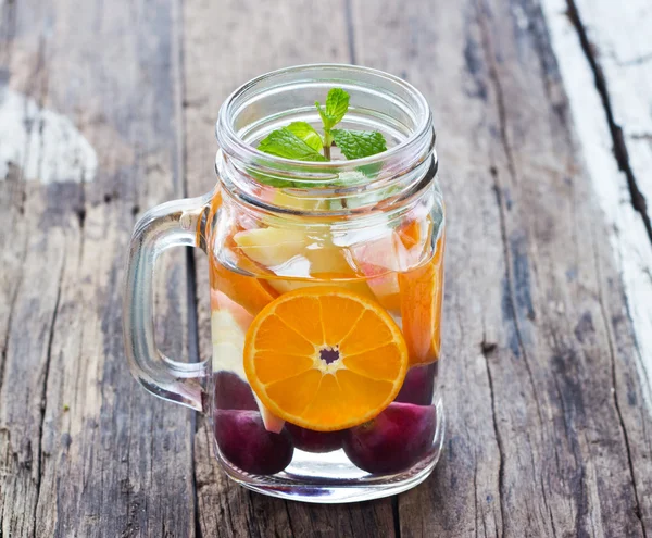 Mug delicious refreshing drink of mix fruits with mint, infusion — Stock Photo, Image
