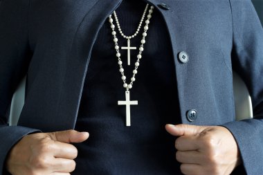 Boynundaki kolye beyaz haç