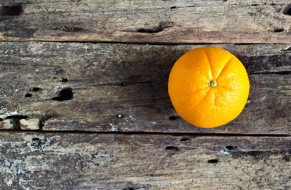 Orange lebendig auf Holztisch, lebendiges Konzept — Stockfoto