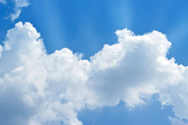 Cielo azul nubes y rayo de sol —  Fotos de Stock
