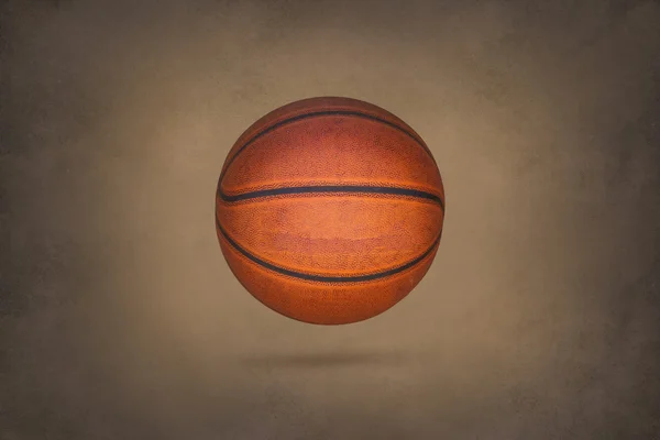 Старый баскетбол на фоне гранж-текстуры — стоковое фото