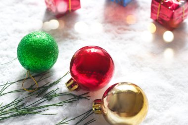 Noel top ile kar üzerinde yeşil çam ve hediye kutuları