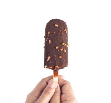 Dondurma, çikolata ve badem ile kaplı