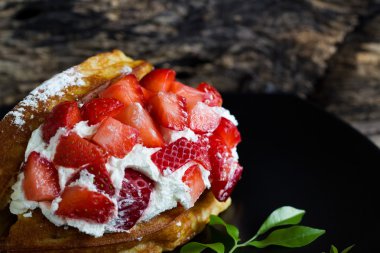 Waffle taze çilek ve krema ile