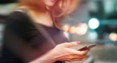 Renkli kadın üstünde hareket eden telefon, yumuşak kullanarak ve kavram bulanıklık