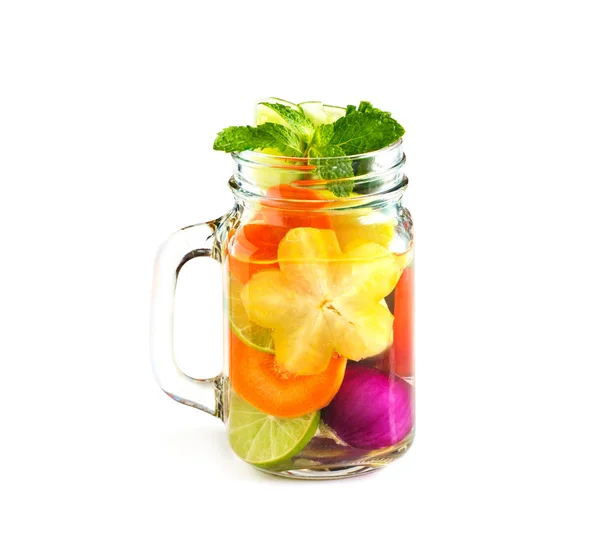 Bögre finom frissítő ital mix gyümölcs és menta gyógynövény — Stock Fotó