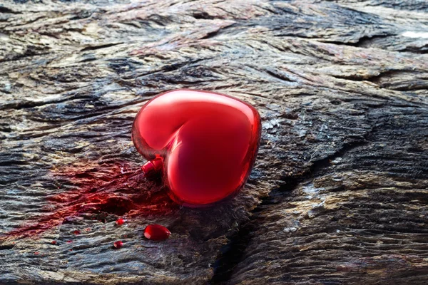 心脏和血液的木制背景，医学符号概念 — 图库照片