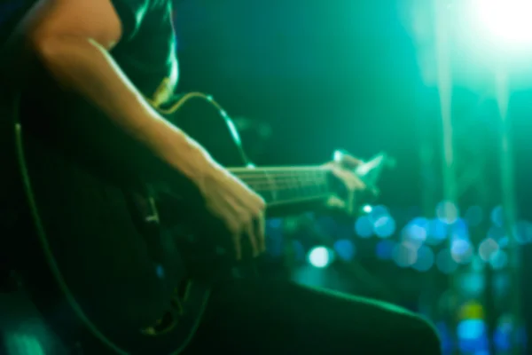 Guitarrista en el escenario para el fondo, concepto suave y borroso — Foto de Stock