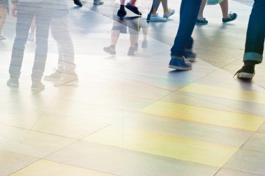 sokakta şehir, pastel ve bulanıklık kavramı soyut insanlar yürümek