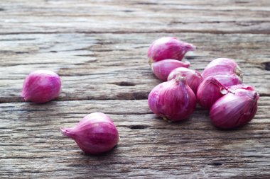 Kırmızı soğan ahşap arka plan üzerinde yerel