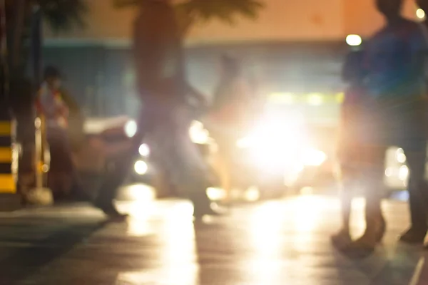 Abstrakte Menschen laufen nachts auf der Straße in der Stadt, buntes und verschwommenes Konzept — Stockfoto