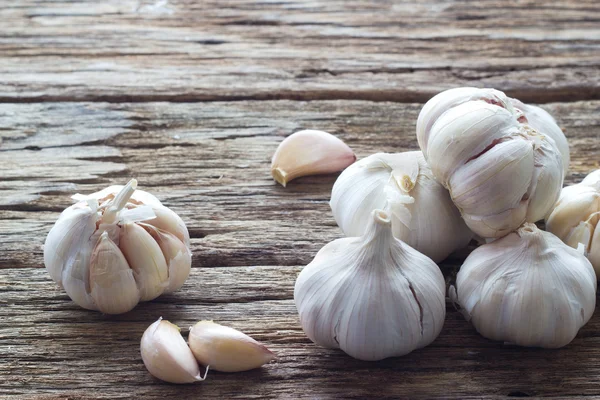 Garlics no fundo de madeira — Fotografia de Stock
