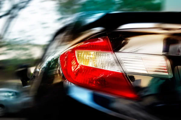 Abstracto un coche que conduce a velocidades en la ciudad de la calle, suave y bl — Foto de Stock