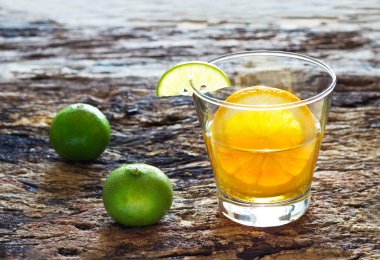 Portakal ve ahşap zemin, infüzyon çay üzerine limon ile çay bardak