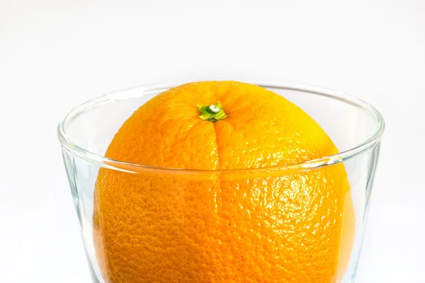 Alimentos limpos e bebida deliciosa refrescante de laranja em vidro — Fotografia de Stock