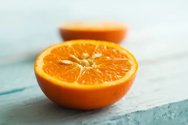 Orangenscheibe auf blauem Holz, Vintage-Ton, weicher Fokus — Stockfoto