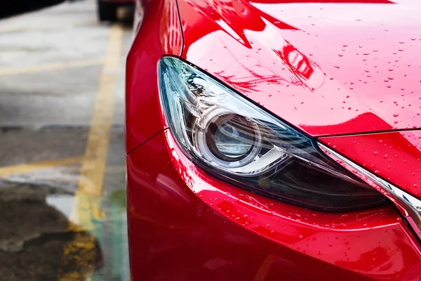 街の雨の後の赤い車のヘッドライト — ストック写真