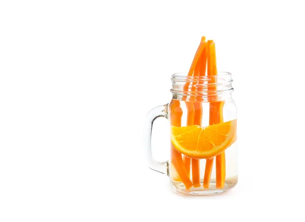 用胡萝卜浸泡在杯子、 输液水、 软焦点橙色 — 图库照片