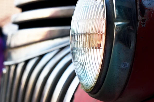 Luz colorida cabeza de coche de época en tono oscuro, suave enfoque y desenfoque — Foto de Stock