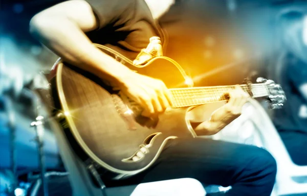 Guitarrista en el escenario de fondo, suave vibrante y desenfoque de movimiento — Foto de Stock