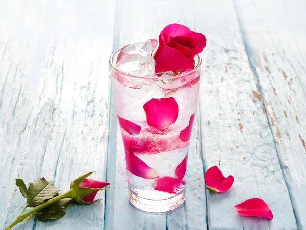 Üveg frissítő ital, rózsaszín rózsa szirom — Stock Fotó