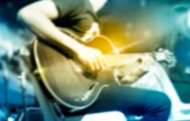 Sahnede, renkli yumuşak ve arka plan için blur gitarist
