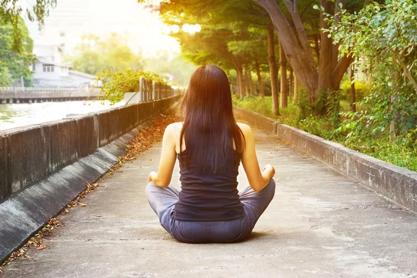 Mulher meditando no parque de rua e natureza fundo — Fotografia de Stock