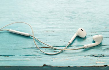 Vintage pastel renk tonu tarzı kulaklık yeşil canlı