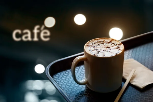 Uma xícara de café com padrão de design em uma xícara branca na bandeja — Fotografia de Stock