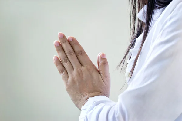 Vrouw mediteren van zuiverheid energie inzicht op pastel achtergrond — Stockfoto