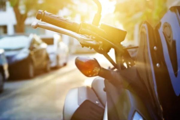 Kleurrijke Stuur motorfiets in sunrise, zachte focus en vervagen — Stockfoto