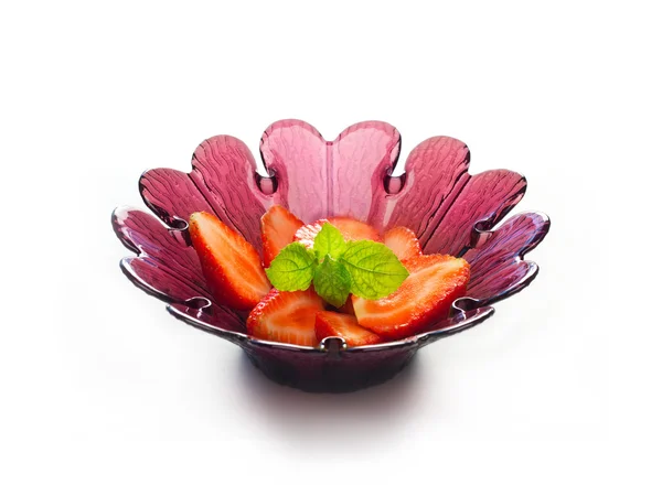 Fatia de morango e hortelã em forma de flor roxa tigela — Fotografia de Stock