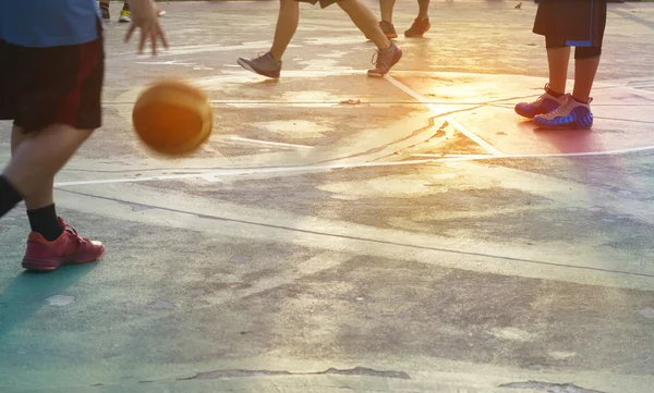 Абстрактные баскетболисты в парке, концепция пастели и размытия — стоковое фото