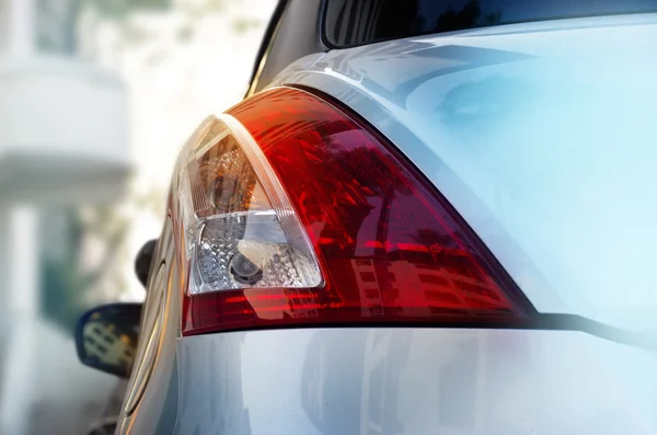 Luz trasera del coche de la ciudad en el fondo de la calle — Foto de Stock