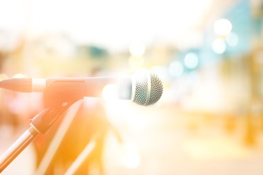 Şehir, pastel ve bulanıklık street yürüyüş üzerinde soyut mikrofon