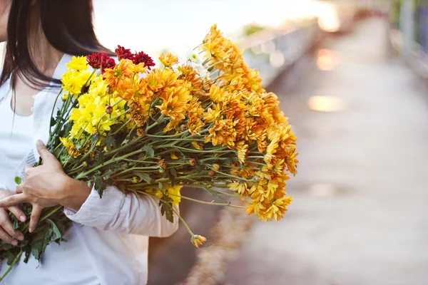 Abstract woman with vibrant bouquet in embrace — Stock Photo, Image