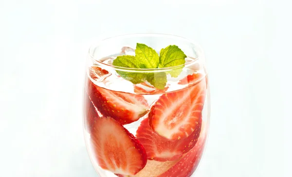 Glass delicious refreshing drink of strawberries and apples — Stock Photo, Image