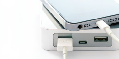 Laptop beyaz arka plan üzerinde akıllı mobilephone