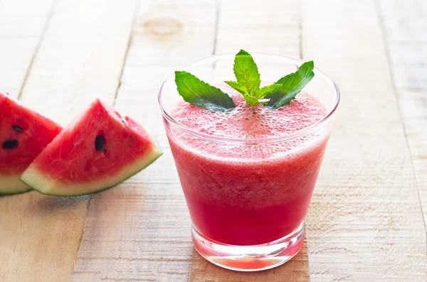 Egészséges görögdinnye smoothie wit menta gyógynövény a fából készült asztal — Stock Fotó