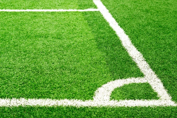 绿色的足球场草地和白角线 — 图库照片