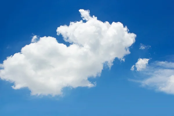 Céu azul com nuvem no verão — Fotografia de Stock