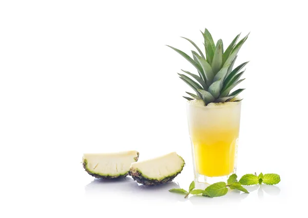 Smoothie de régime de désintoxication d'ananas dans le verre avec menthe sur fond blanc — Photo